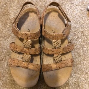 Vionic Amber Gold Cork Sandals size 7